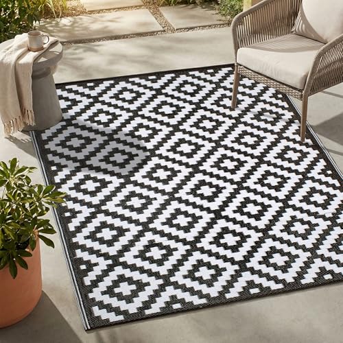 FH Home Outdoor Rug - Waterproof, Fade Resistant, Reversible - Premium Recycled Plastic - Geometric - Patio, Porch, Deck, Balcony - Aztec - Black & White Crease Free - 5 x 8 ft