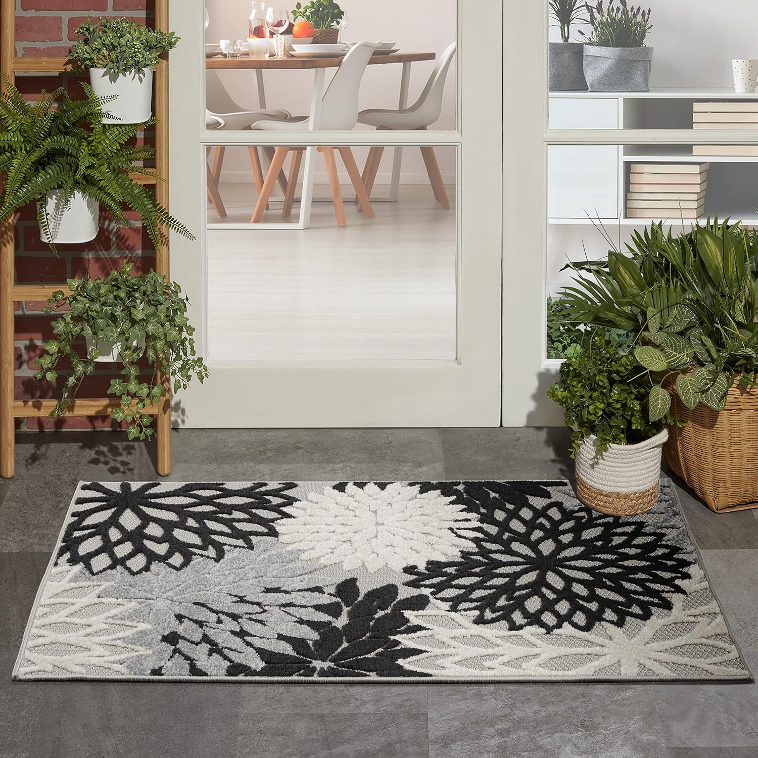 Nourison Aloha 2'8" x 4' (Black White)
